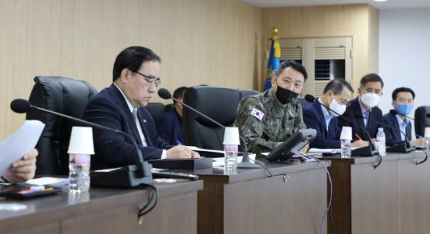 서울 용산 대통령실 청사 지하 국가위기관리센터에서 김성한 국가안보실장이 긴급 국가안전보장회의(NSC) 상임위원회 회의를 주재하고 있다.(사진=연합뉴스)