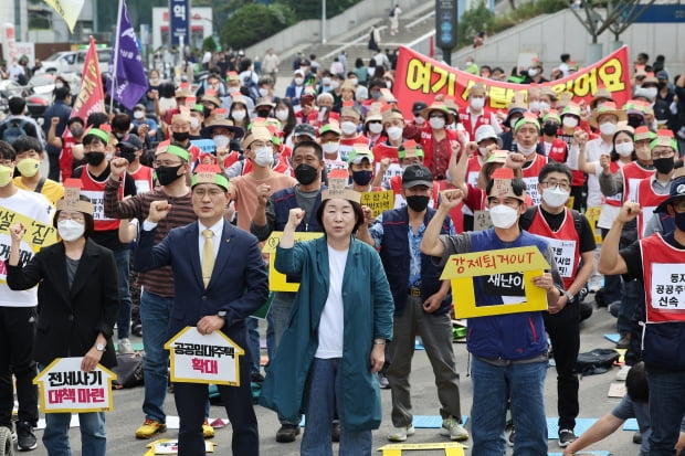  1일 오후 서울역 광장에서 열린 '2022 세계 주거의 날, 주거권 대행진'에서 정의당 심상정 의원 등 참석자들이 구호를 외치고 있다. 사진=연합뉴스