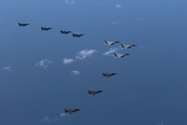 북한이 4일 일본 열도를 넘어간 중거리 탄도미사일(IRBM) 1발을 발사한 것에 대응해 일본 항공자위대 소속 F-15와 F-2 전투기들이 미국 해병대 제12항공단 소속 F-35B 전투기들과 규슈 상공을 편대 비행하고 있다. /연합뉴스