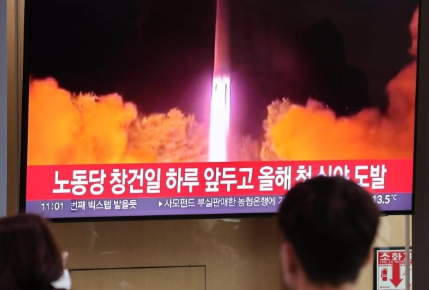 북한이 지난 9일 이른 새벽 동해상으로 단거리 탄도미사일(SRBM) 2발을 발사한 가운데 이날 서울역 대합실에서 시민들이 관련 뉴스를 시청하고 있다.(사진=연합뉴스)