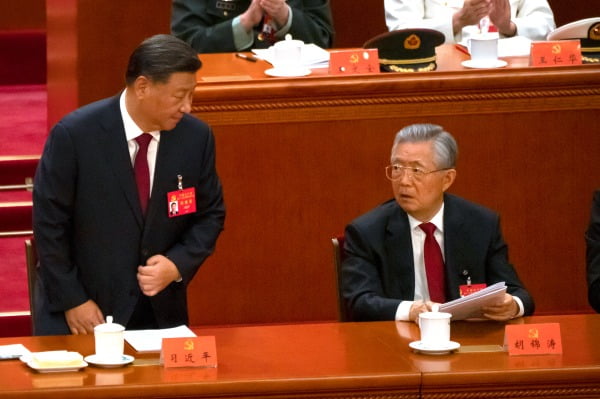  시진핑 중국 국가주석(왼쪽)이 16일 베이징 인민대회당에서 열린 20차 중국 공산당 전국 대표대회(당 대회)에서 연설한 뒤 후진타오 전 주석과 대화하고 있다. /사진=연합뉴스