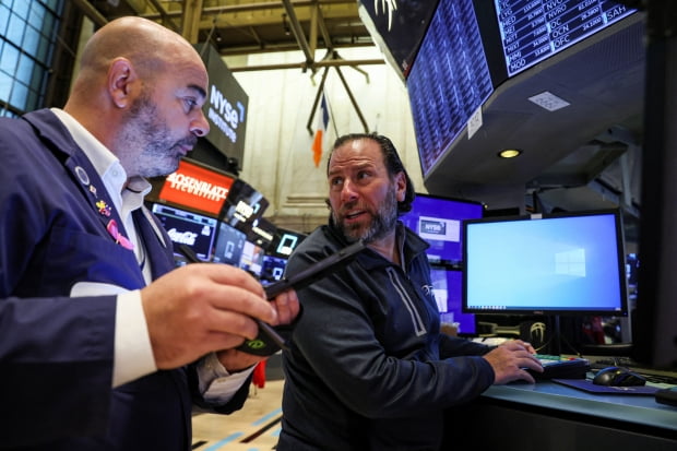 New York Stocks Rise on Strong Performance from Apple and Intel … Dow 26 ↑ New York Stock Exchange Briefing