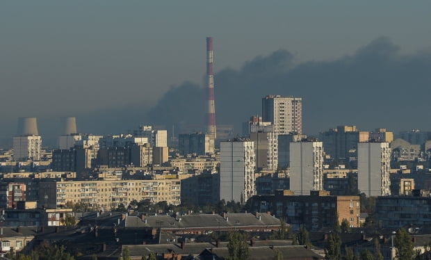 18일(현지시간) 러시아의 미사일 공격을 받은 우크라이나 수도 키이우의 외곽에서 연기가 치솟고 있다. 사진=연합뉴스