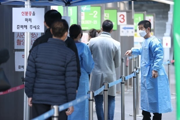 19일 오전 서울 용산구보건소에 마련된 선별진료소를 찾은 시민들이 검사를 받기 위해 줄을 서고 있다. /사진=연합뉴스