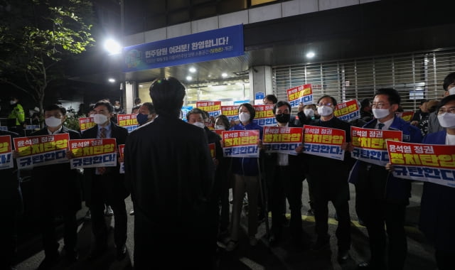 더불어민주당 의원 및 당직자들이 19일 서울 여의도 중앙당사 앞에서 민주연구원 압수수색에 나선 검찰 관계자들과 대치하고 있다. / 사진=연합뉴스