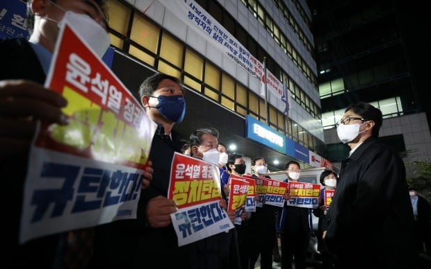 더불어민주당 의원 및 당직자들이 19일 서울 여의도 중앙당사 앞에서 민주연구원 압수수색에 나선 검찰 관계자들과 대치하고 있다. 사진=연합뉴스