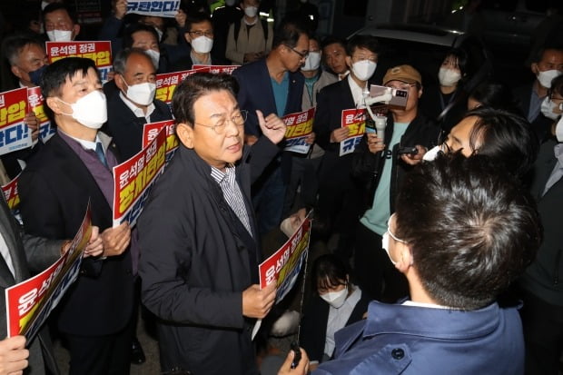 더불어민주당 김교흥 의원이 19일 서울 여의도 중앙당사 앞에서 민주연구원 압수수색에 나선 검찰 관계자들에게 항의하고 있다. /사진=연합뉴스