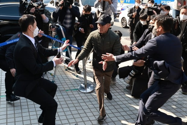  '서해 공무원 피격' 은폐 의혹을 받고 있는 서욱 전 국방부 장관이 21일 오후 서초구 서울중앙지방법원에서 영장실질심사를 마치고 나오던 중 해양수산부 공무원인 고(故) 이대준 씨의 형 이래진 씨가 포토라인 안으로 들어와 서 전 장관에게 항의려다 법원 방호 요원들에게 막히고 있다. 사진=연합뉴스