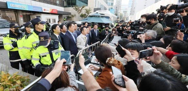 검찰이 닷새 만에 민주연구원에 대한 압수수색을 시도한 24일 오전 서울 여의도 더불어민주당 중앙당사 앞에서 박성준 대변인을 비롯한 의원들이 입장을 발표하고 있다. 사진=연합뉴스