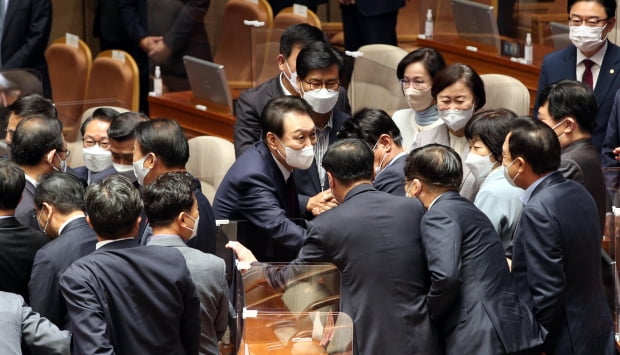  윤석열 대통령이 25일 오전 국회 본회의장에서 시정연설을 마친 뒤 여당 의원들과 악수하고 있다. 사진=연합뉴스