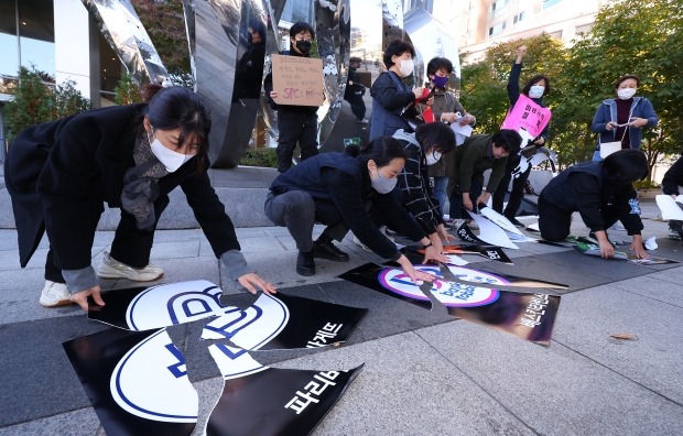 26일 오전 서울 서초구 SPC그룹 본사 앞에서 여성노동단체 관계자 등이 SPL평택공장 노동자 사망사고 관련 추모 기자회견을 마친 뒤 SPC그룹을 규탄하며 계열사 로고를 찢고 있다. 사진=연합뉴스