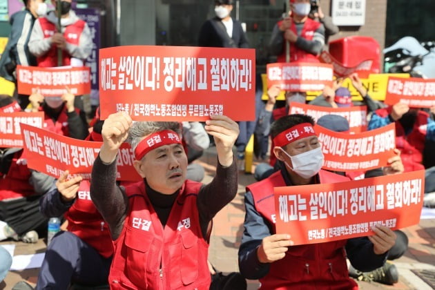 푸르밀 노조는 26일 서울 영등포구 본사 앞에서 집회를 열고 회사의 일방적인 사업종료와 해고 통보 철회를 촉구했다. 이들은 '고용안정 보장하라', '살인행위 중단하라' 등의 현수막과 구호를 외쳤다.사진=연합뉴스