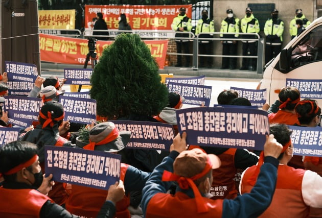 이달 26일 전국화학노조 산하 푸르밀 노조가  서울 영등포구 푸르밀 본사 앞에서 푸르밀 정리해고 규탄 결의대회를 열고 정리해고 철회를 촉구하고 있는 모습. 사진=연합뉴스