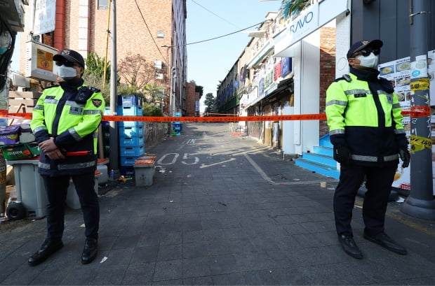 경찰 관계자들이 서울 용산구 이태원 세계음식문화거리 출입을 통제하고 있다. 사진=연합뉴스