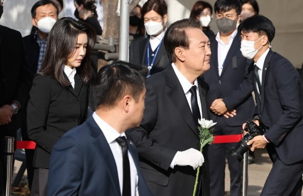 윤석열 대통령과 김건희 여사가 31일 오전 서울 중구 서울시청 광장에 설치된 이태원 사고 사망자 합동분향소를 찾아 조문하고 있다. 사진=연합뉴스