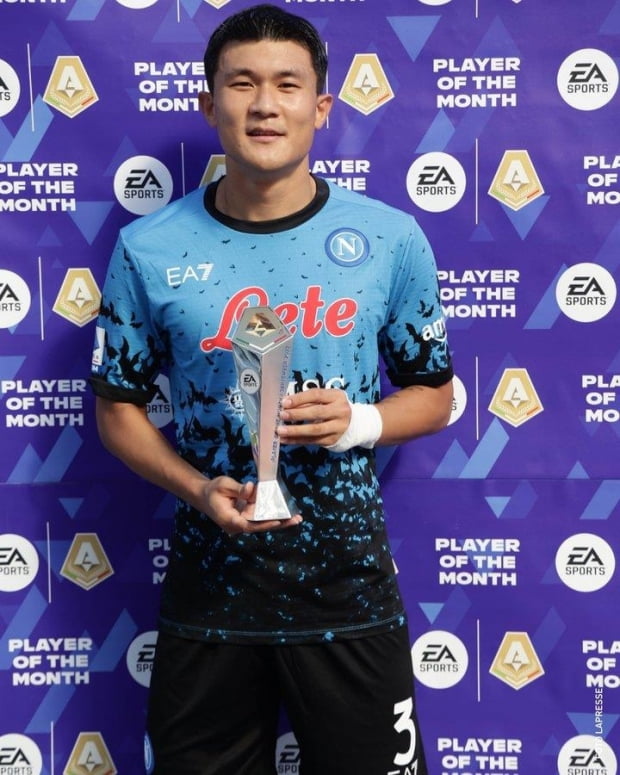 Kim Minjae, who received the Serie A Player of the Month trophy