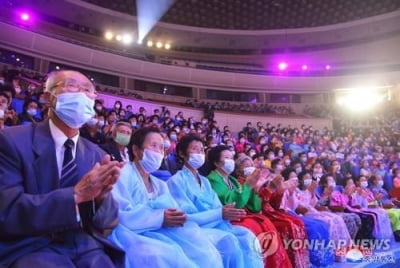 북한에 다시 등장한 마스크…"긴장 늦추면 방역 말아먹는다"