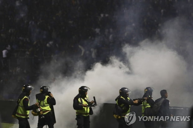 인도네시아 축구장서 '관중 난입' 최악 참사…최소 174명 사망