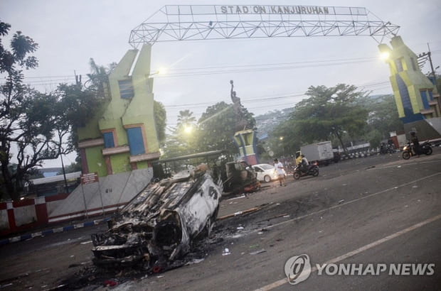 인도네시아 축구장서 '관중 난입' 최악 참사…최소 174명 사망