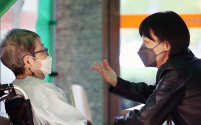 '그리웠던 엄마 손'…요양병원 면회 재개에 전국서 행복한 만남