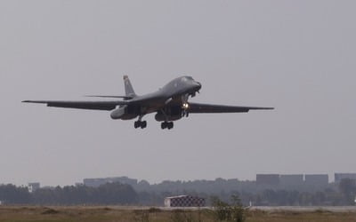 北도발 우려속 美전략폭격기 B-1B 괌 전개한듯…한반도서 2시간