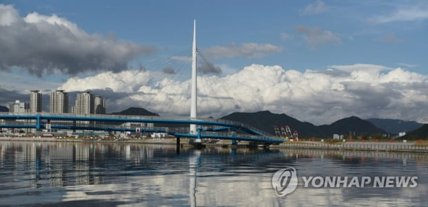 전국 가끔 구름 많음…강원 영동 오후부터 비