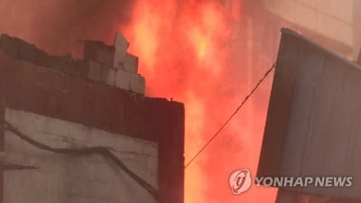 신안 냉동창고에 불, 산으로 번져…헬기 동원 진화 중