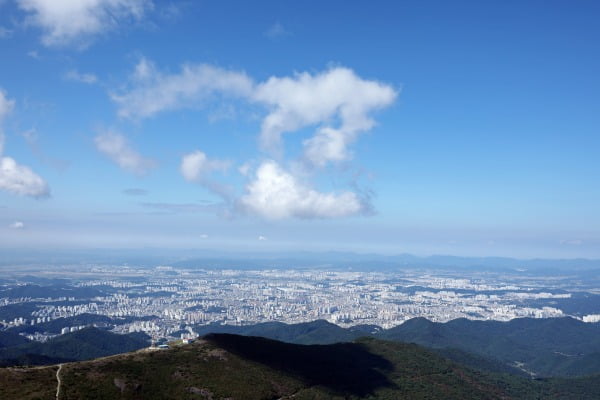  3년 만에 광주 무등산 국립공원 정상 개방 행사가 열린 8일 정상 전망대에서 내려다 본 광주시 모습./사진=뉴스1