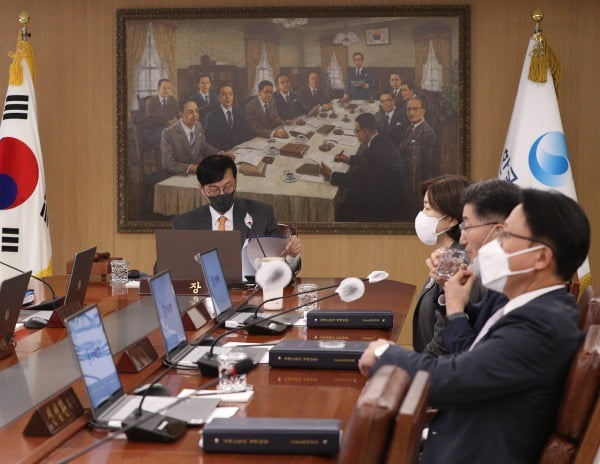 이창용 한국은행 총재가 12일 오전 서울 중구 한국은행에서 열린 금융통화위원회 정기회의를 주재하고 있다. /사진=뉴스1