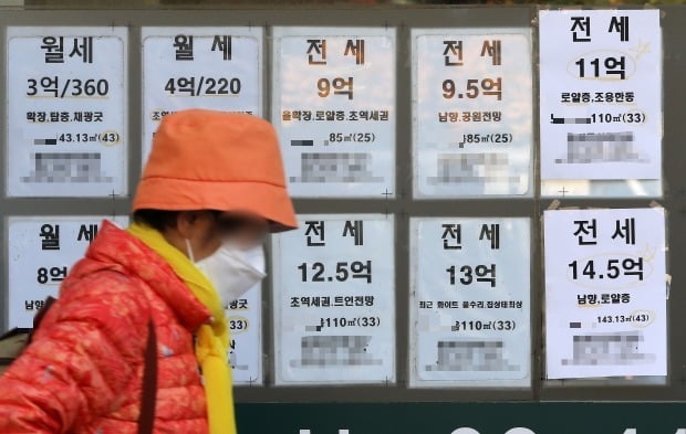 서울 송파구 한 부동산중개업소에 전세매물 안내문이 붙여있다. 사진=뉴스1