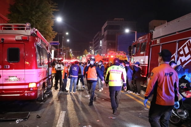 30일 사고가 발생한 서울 용산구 이태원 거리가 소방대원들과 시민들로 어수선한 모습을 보이고 있다. 사진=뉴스1