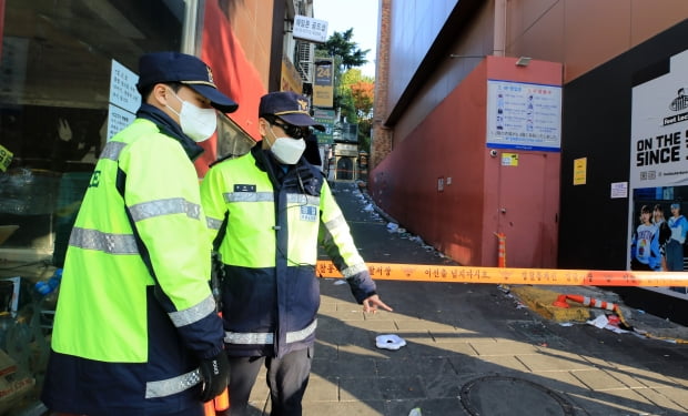 경찰이 서울 용산구 이태원 핼러윈 참사 현장 골목을 통제하고 있다. 사진=뉴스1