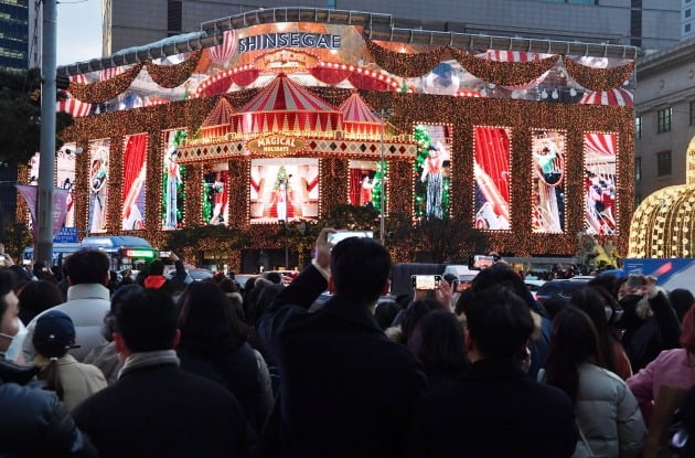 지난해 성탄절 이브 서울 중구 한 백화점 외벽에 걸린 화려한 조명. /한경DB