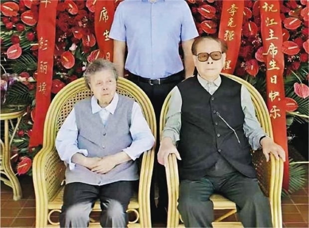 장쩌민(오른쪽). 사진=명보