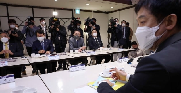 김주현 금융위원장이 1일 오전 서울 중구 은행연합회에서 열린 5대 금융지주 회장들과의 간담회에서 모두발언을 하고 있다./김범준 기자