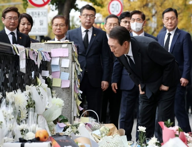 윤석열 대통령이 1일 오전 서울 용산구 이태원역 1번 출구에 마련된 이태원 참사 희생자 추모공간을 찾아 헌화하고 있다. 대통령실사진기자단