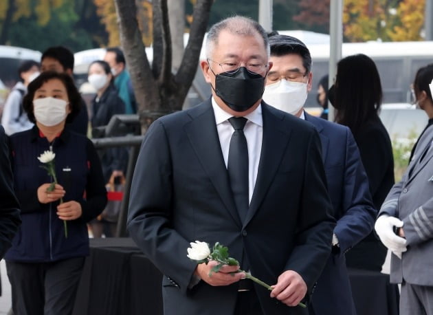 정의선 현대차그룹 회장이 1일 오전 서울광장에 마련된 이태원 사고 사망자 합동분향소를 찾아 헌화하기 위해 이동하고 있다. /사진=뉴스1