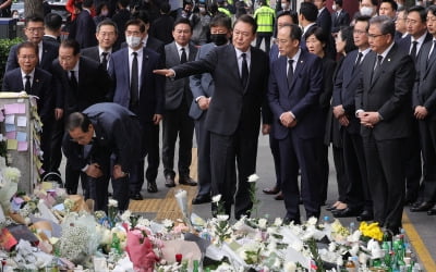 [포토] 윤석열 대통령, 이태원 추모공간 찾아 헌화