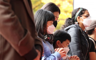 [포토] 묵념하는 추모객들