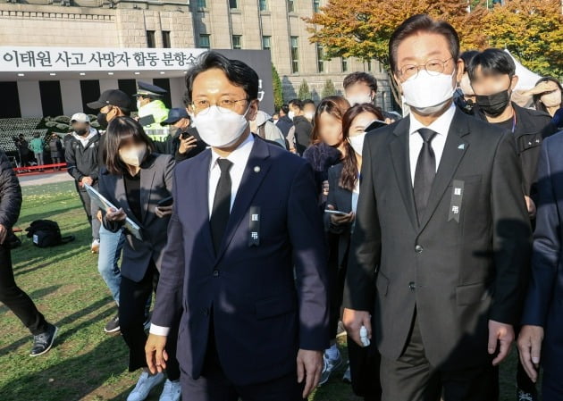 이재명 더불어민주당 대표와 민주당 의원들이 1일 서울 중구 서울광장에 마련된 이태원 사고 사망자 합동분향소에서 조문한 뒤 자리를 나서고 있다.  /연합뉴스