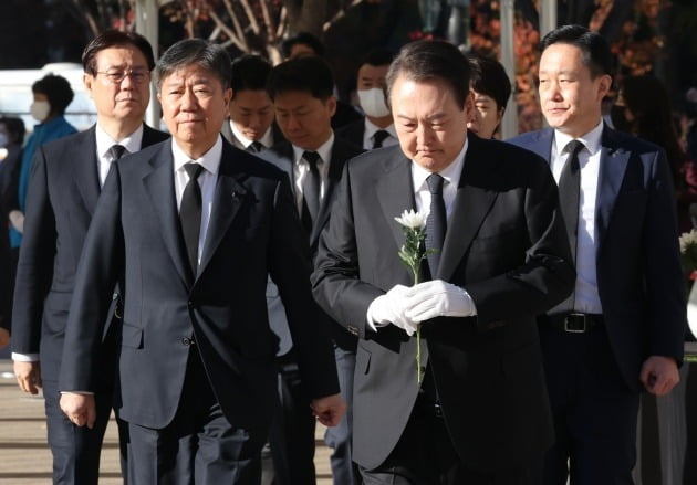 윤석열 대통령이 2일 서울광장에 마련된 이태원 사고 사망자 합동분향소를 방문해 헌화하고 있다. 연합뉴스