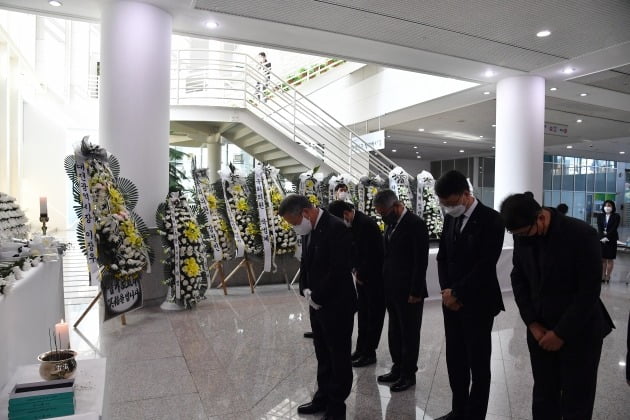 반장식 한국조폐공사 사장(왼쪽 첫 번째)을 비롯한 경영진들은 2일 대전시청 1층 로비에 마련된 이태원 참사 사망자 합동분향소를 찾아 조문했다. 한국조폐공사 제공