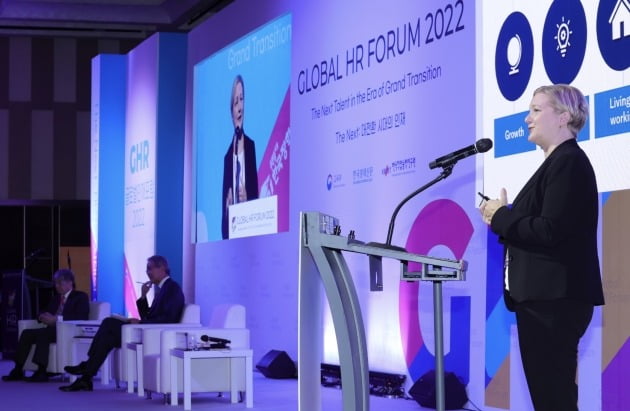 티아 루콜라 OECD 교육연구혁신센터(CERI) 센터장이 2일 글로벌인재포럼 2022에서 교육의 미래를 주제로 강연하고 있다. 임대철 한경디지털랩 기자