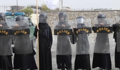 아프간서 '부르카 입은' 여성 경찰기동대 등장…"폭동 진압에 투입"