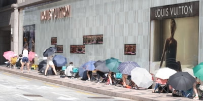 “어쩔 수 없다” 핑계로 또다시 가격 올리는 ‘해외 명품’