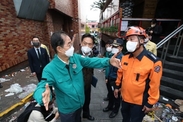 지난달 31일 한덕수 국무총리가 서울 용산구 이태원 압사 참사 현장을 찾아 최성범 용산소방서장에게 브리핑을 받으며 사고에 관해 질문하고 있다. 사진=뉴스1