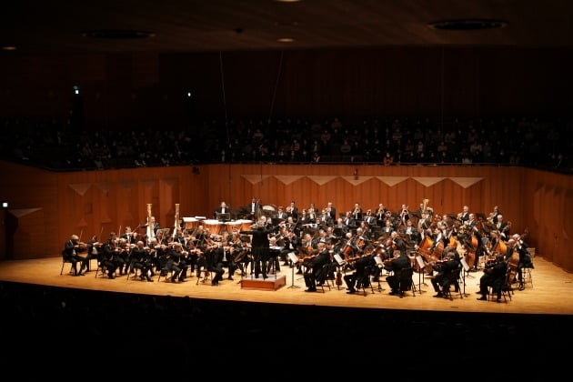 3일 서울 예술의전당 콘서트홀에서 빈 필하모닉 오케스트라가 프란츠 벨저-뫼스트의 지휘로 리하르트 슈트라우스의 '죽음과 변용'을 연주하고 있다. WCN 제공 