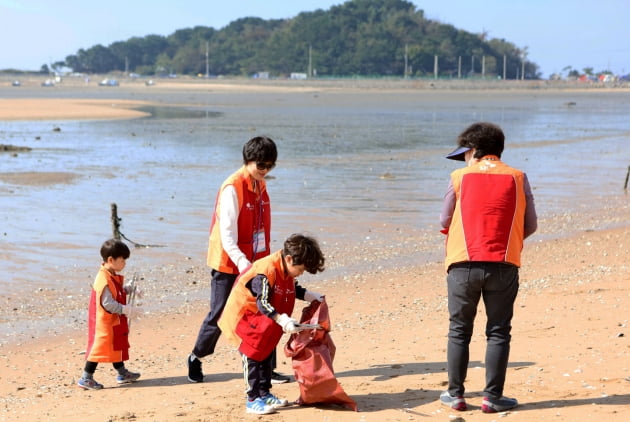 '가족과 바다환경 지켜요' SK케미칼, 비치코밍 봉사 활동