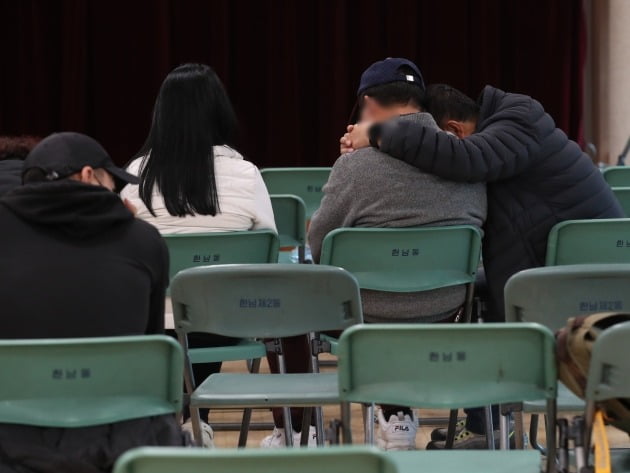 지난 29일 밤 서울 용산구 이태원 일대에 핼러윈 인파가 한꺼번에 몰리면서 대규모 압사 사고가 발생한 가운데 30일 서울 용산구 한남동 주민센터에 마련된 실종자 접수처 대기실에서 가족이나 지인들이 대기하고 있다. /사진=뉴스1