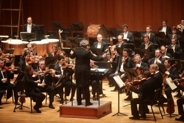 4일 서울 예술의전당 콘서트홀에서 지휘자 프란츠 벨저-뫼스트가 이끄는 빈 필하모닉 오케스트라가 브람스의 '비극적 서곡'을 연주하고 있다. WCN 제공 